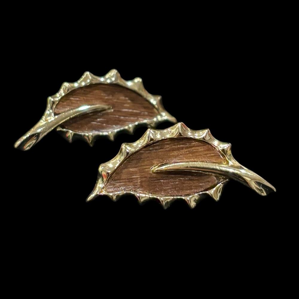 Vintage 1960s Sarah Coventry Wooded Beauty Gold Tone Leaf Clip On Earrings